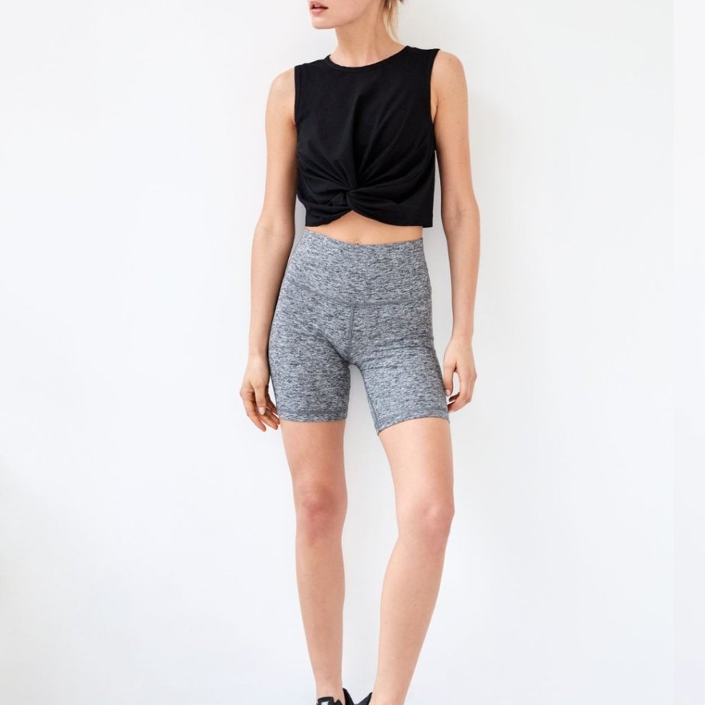 Aritzia "the constant" bike shorts NWOT size S ❤️